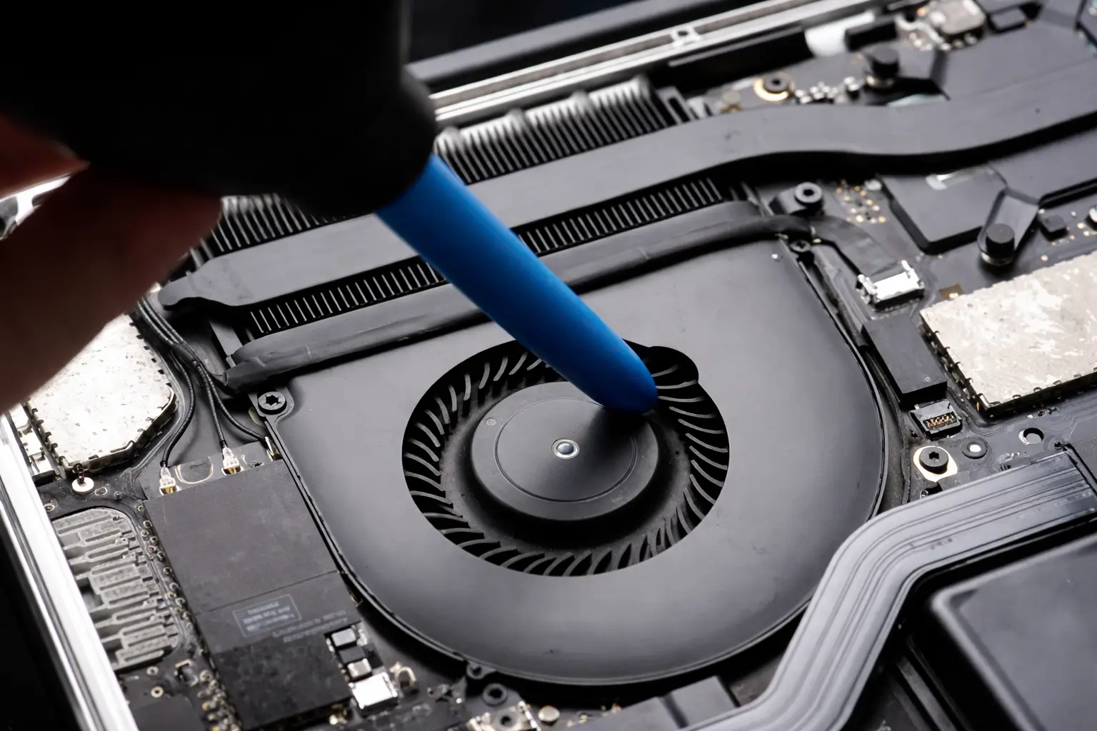 Cleaning and maintaining a computer monitor Cleaning and maintaining a computer monitor