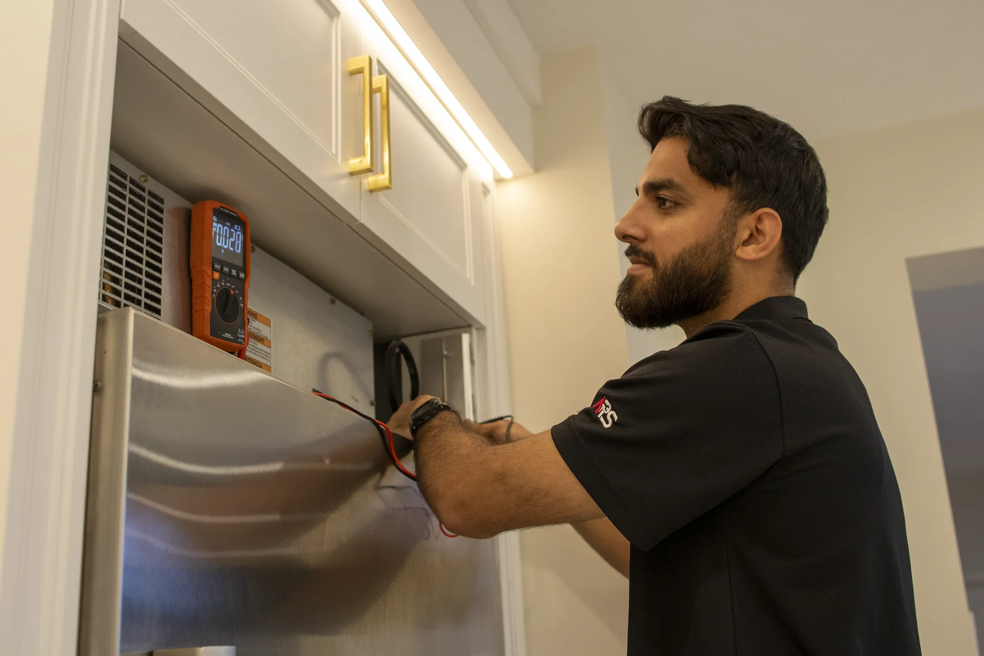 Technician providing emergency Samsung appliance repair Technician providing emergency Samsung appliance repair